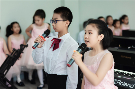 主持人.jpg 主持人.jpg