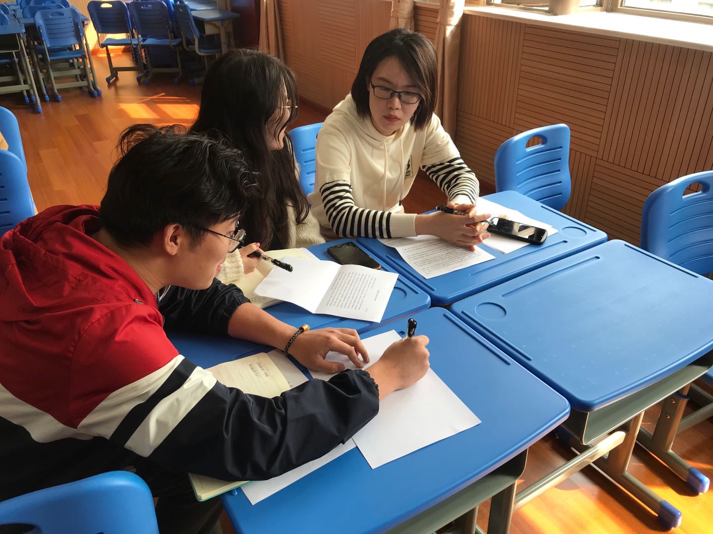 4.讨论学习场景.jpg 4.讨论学习场景.jpg