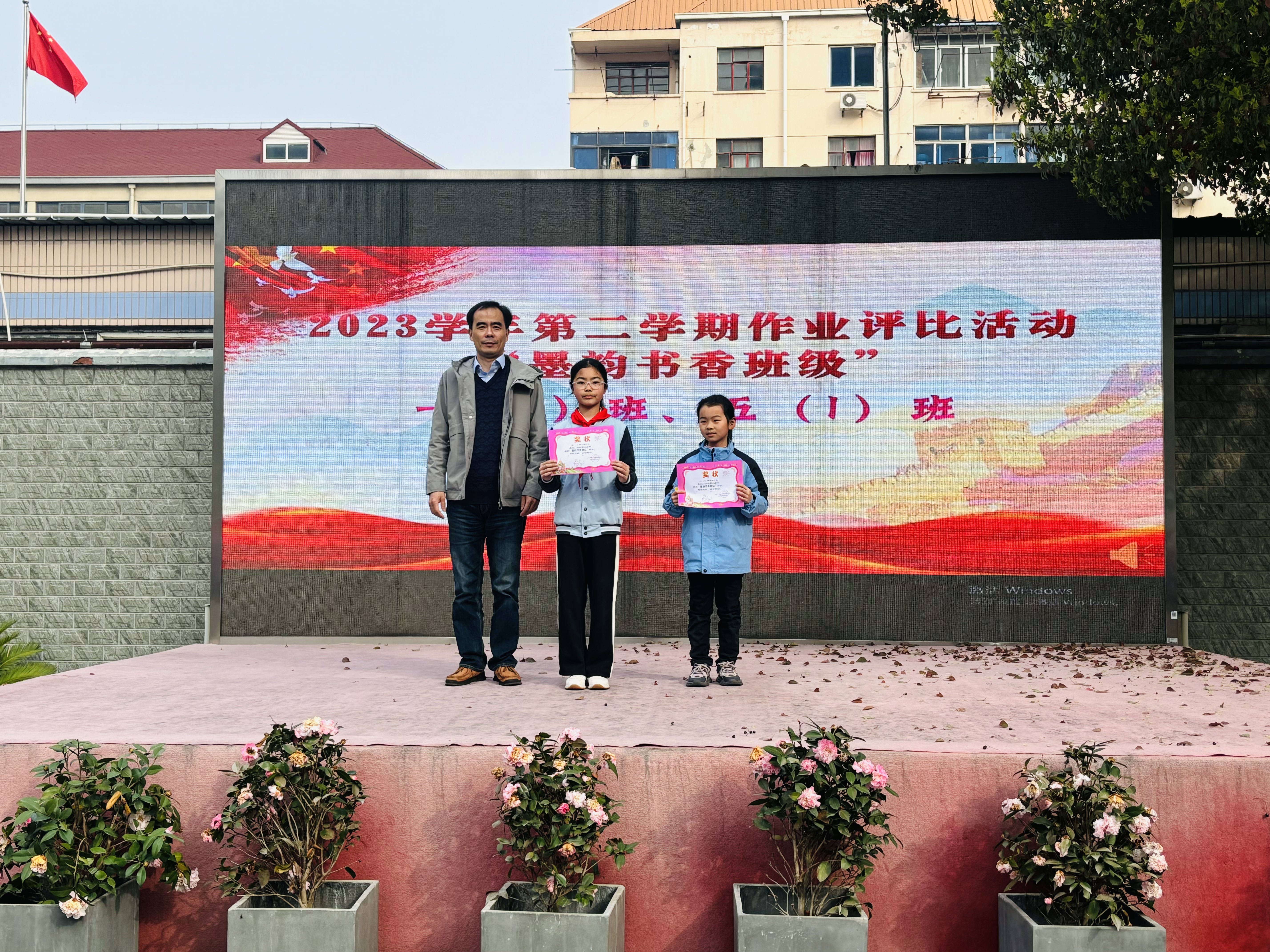 颁奖图.jpg 颁奖图.jpg