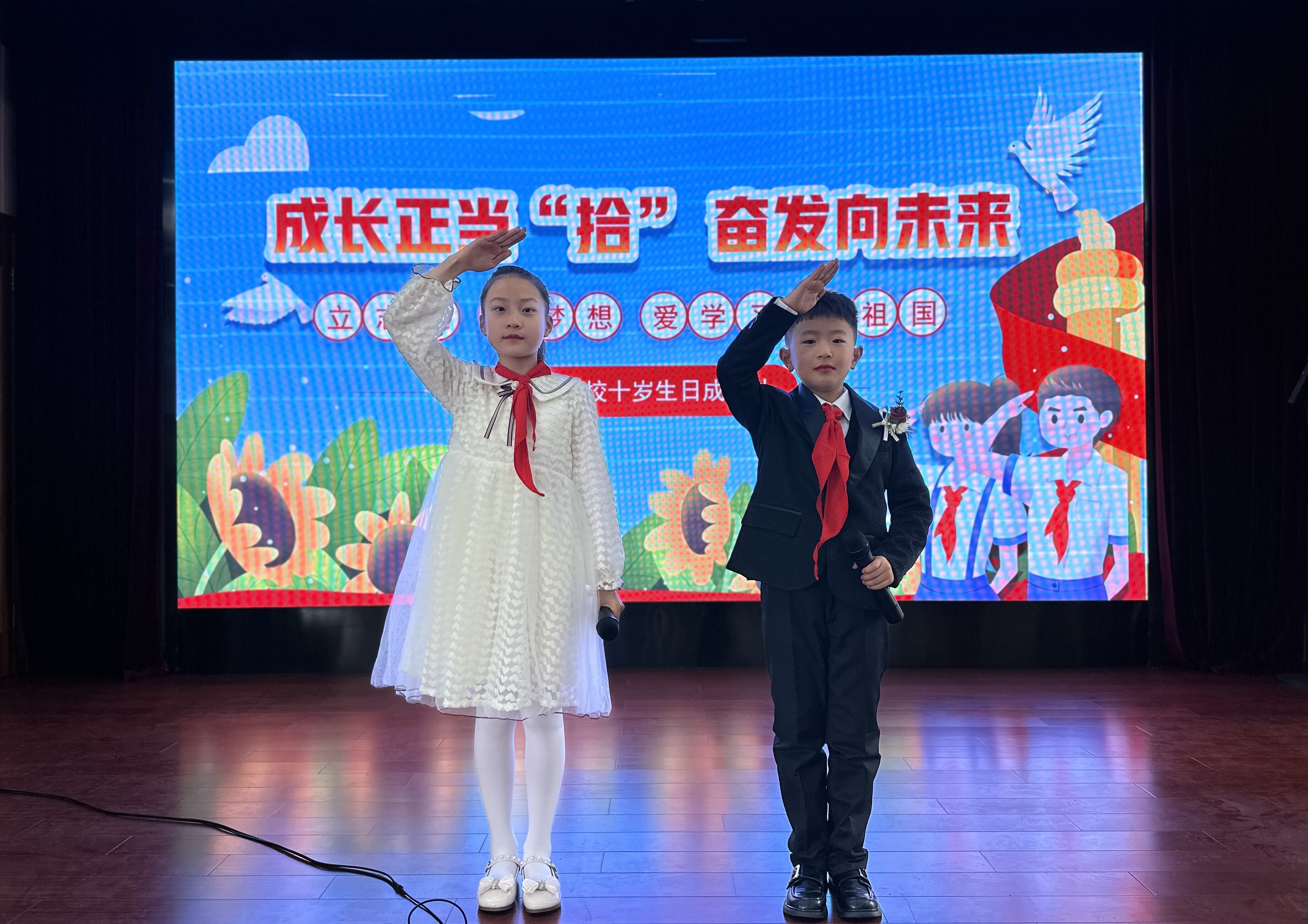 主持人.jpg 主持人.jpg