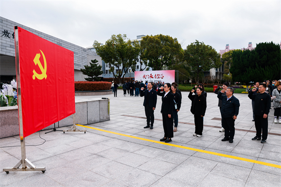 图3-重温入党誓词.jpg 图3-重温入党誓词.jpg