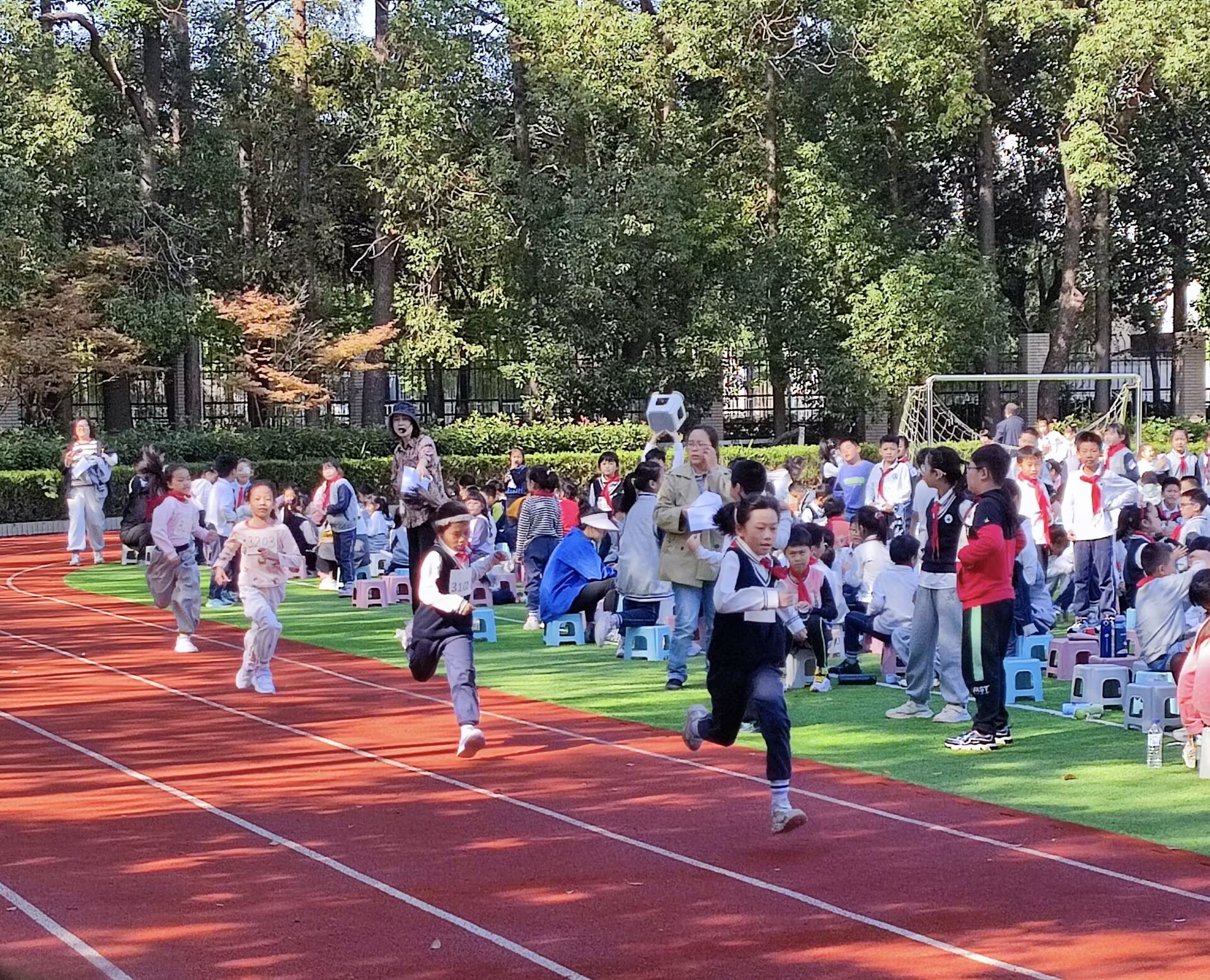 田赛逐高远，径赛