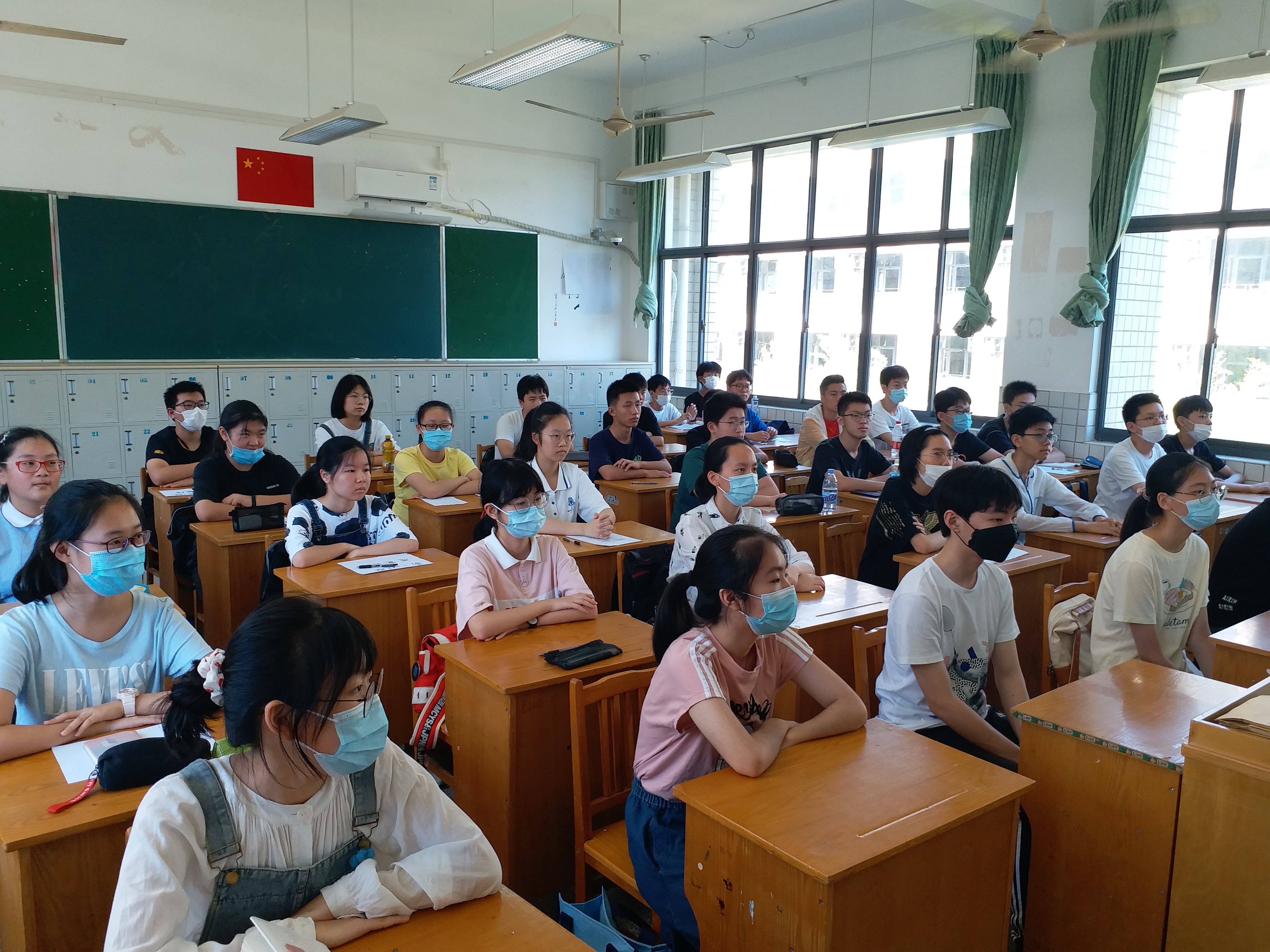 学生听讲2.jpg