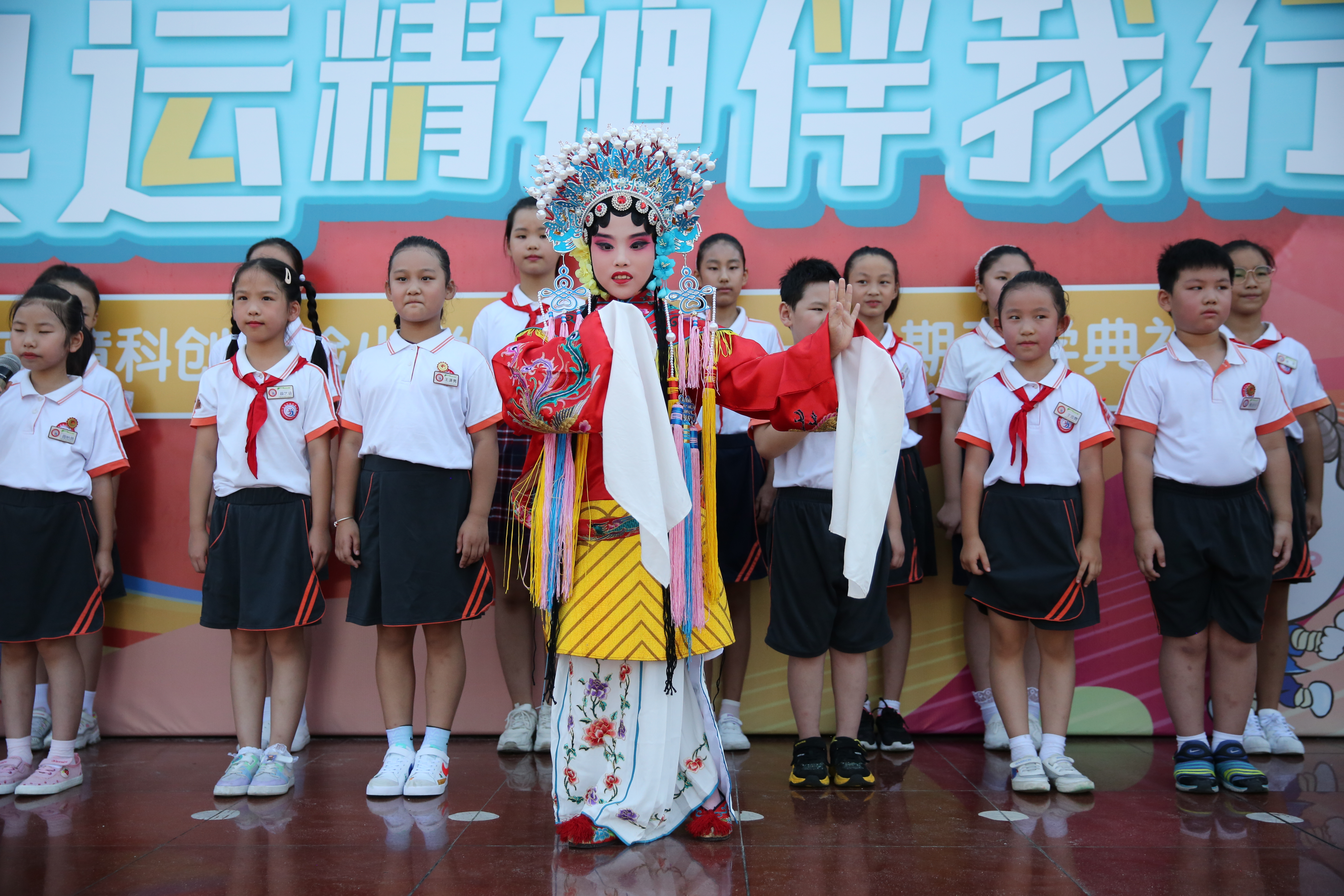 9 歌舞表演送祝福.JPG