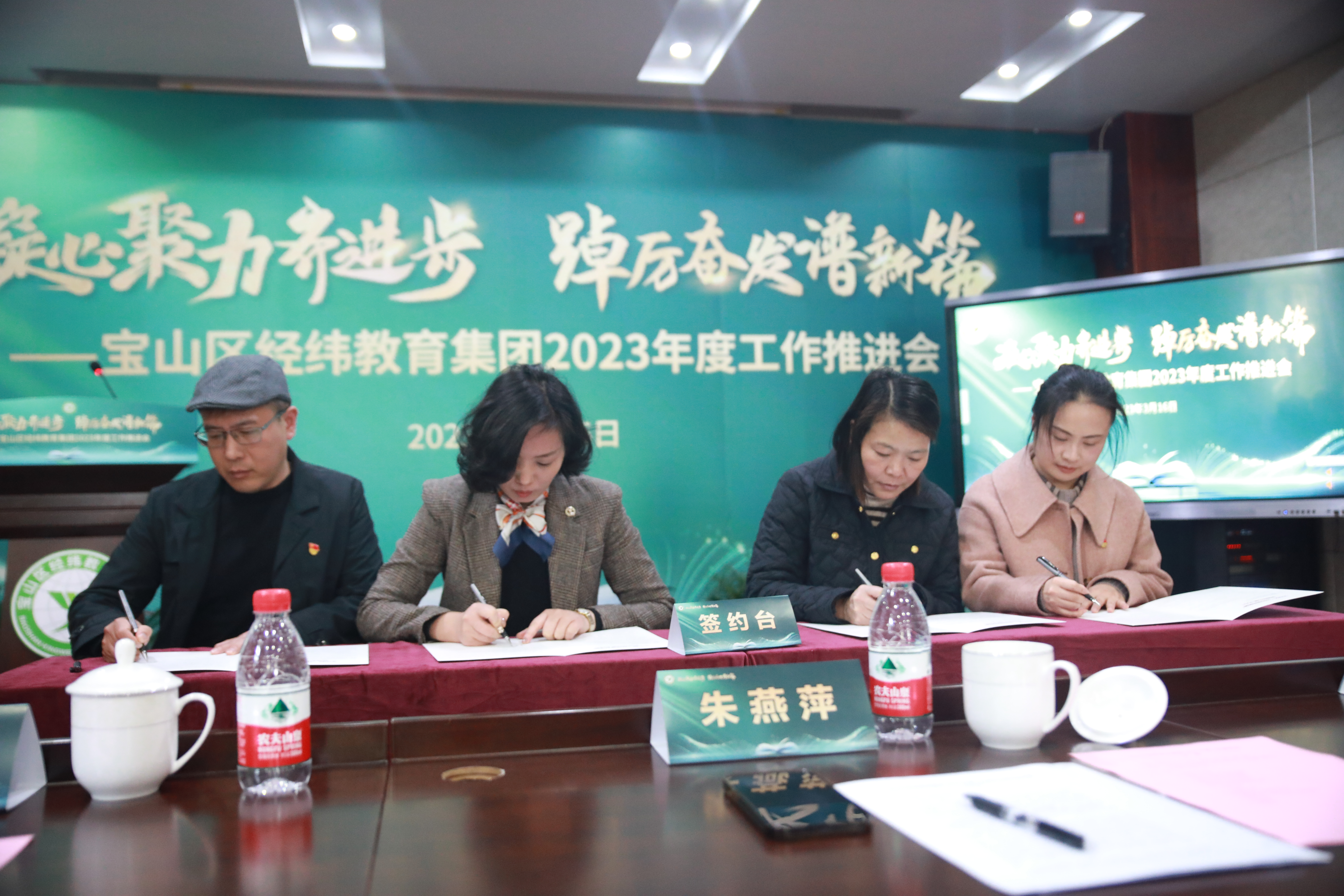 副校长签定合作协议书.JPG