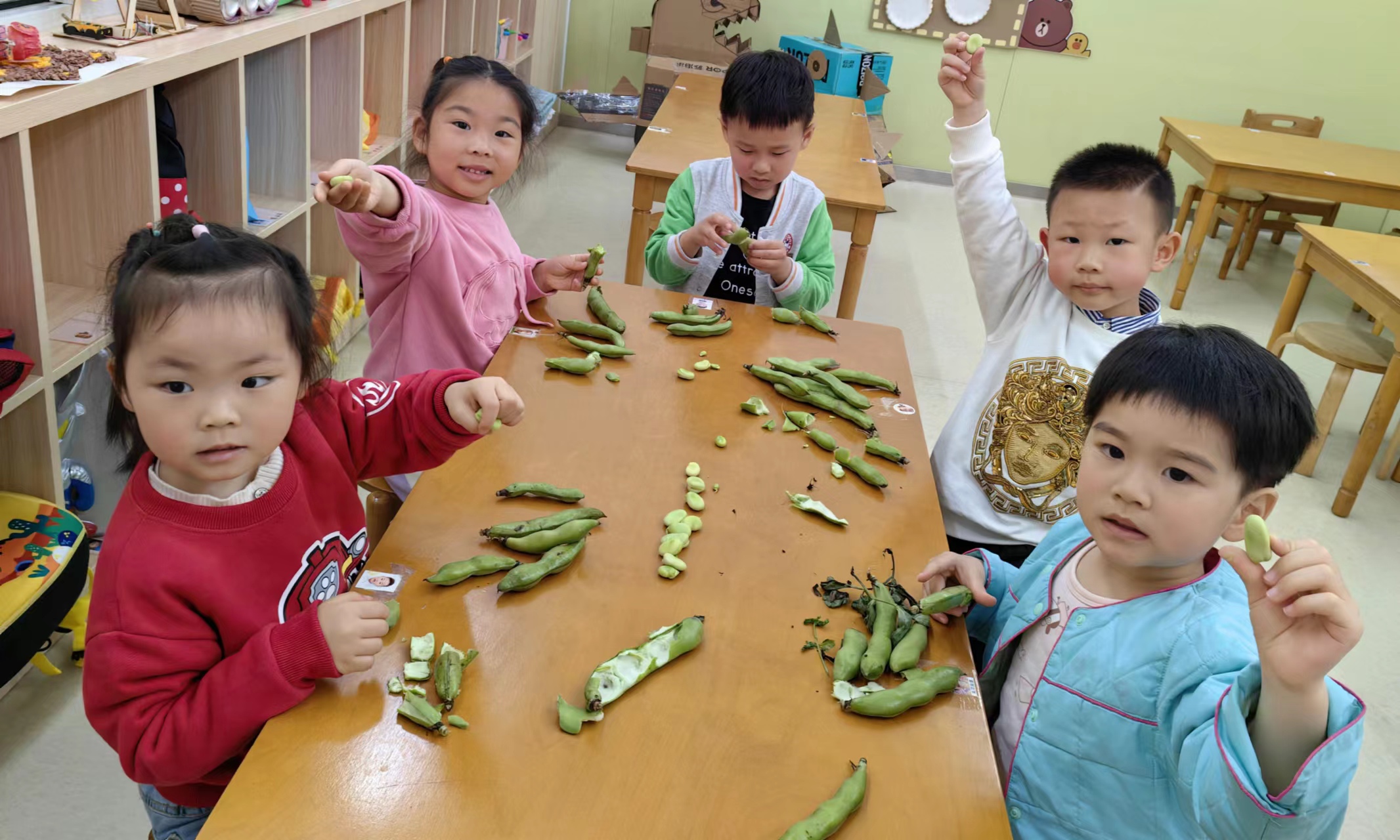 剥蚕豆.jpg