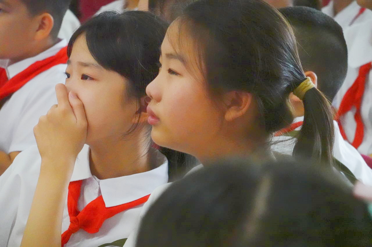 学生流泪 (2).jpg