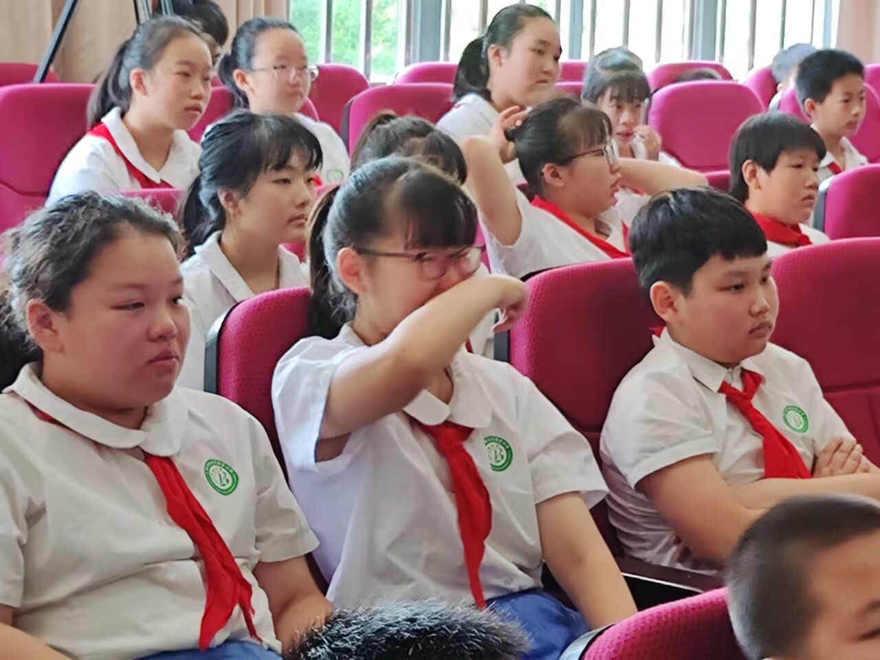 学生流泪 (4).jpg