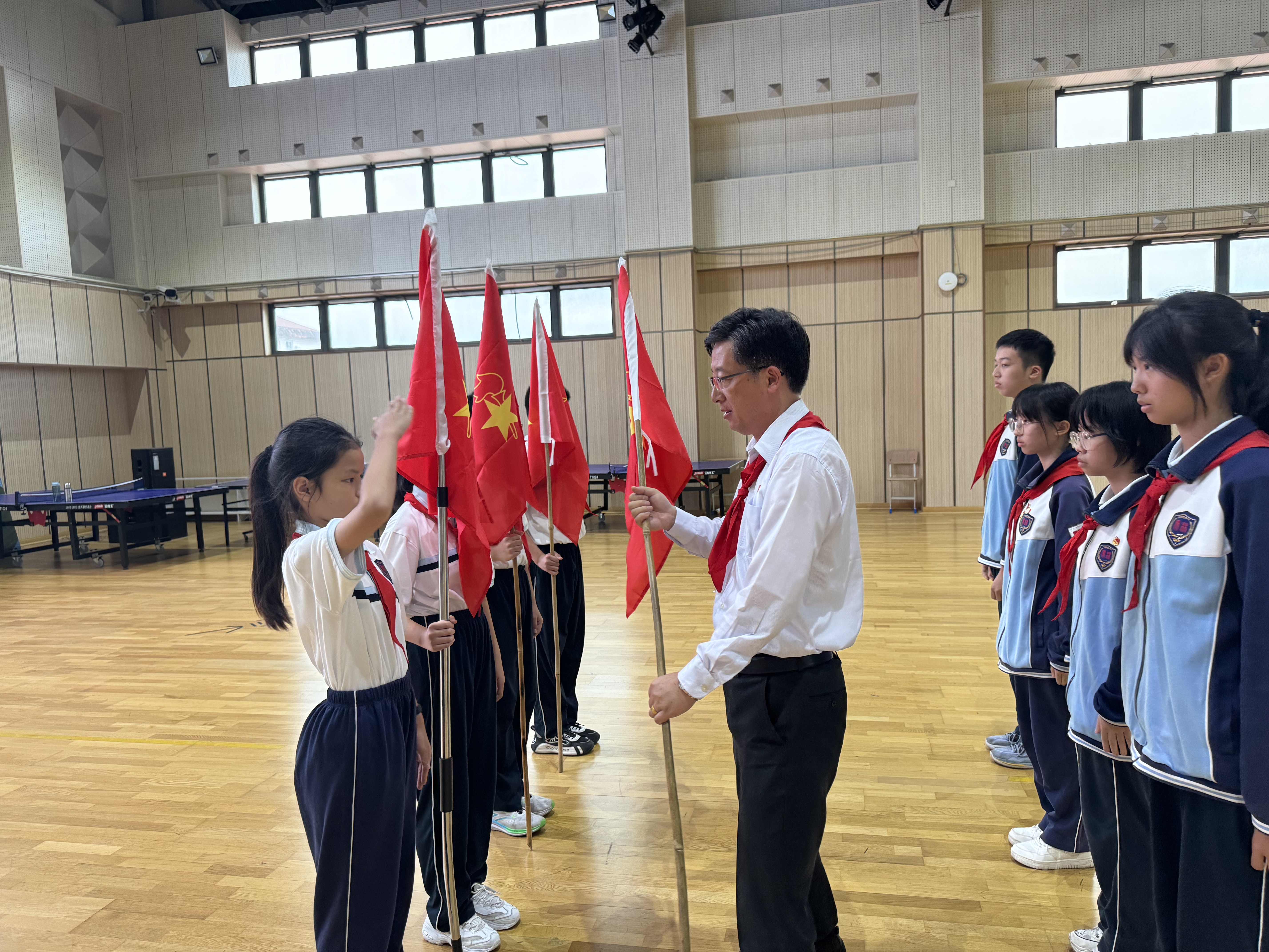 校长授中队旗1.JPG