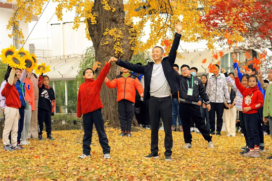 5-宋护彬与学生在一起_副本1.jpg