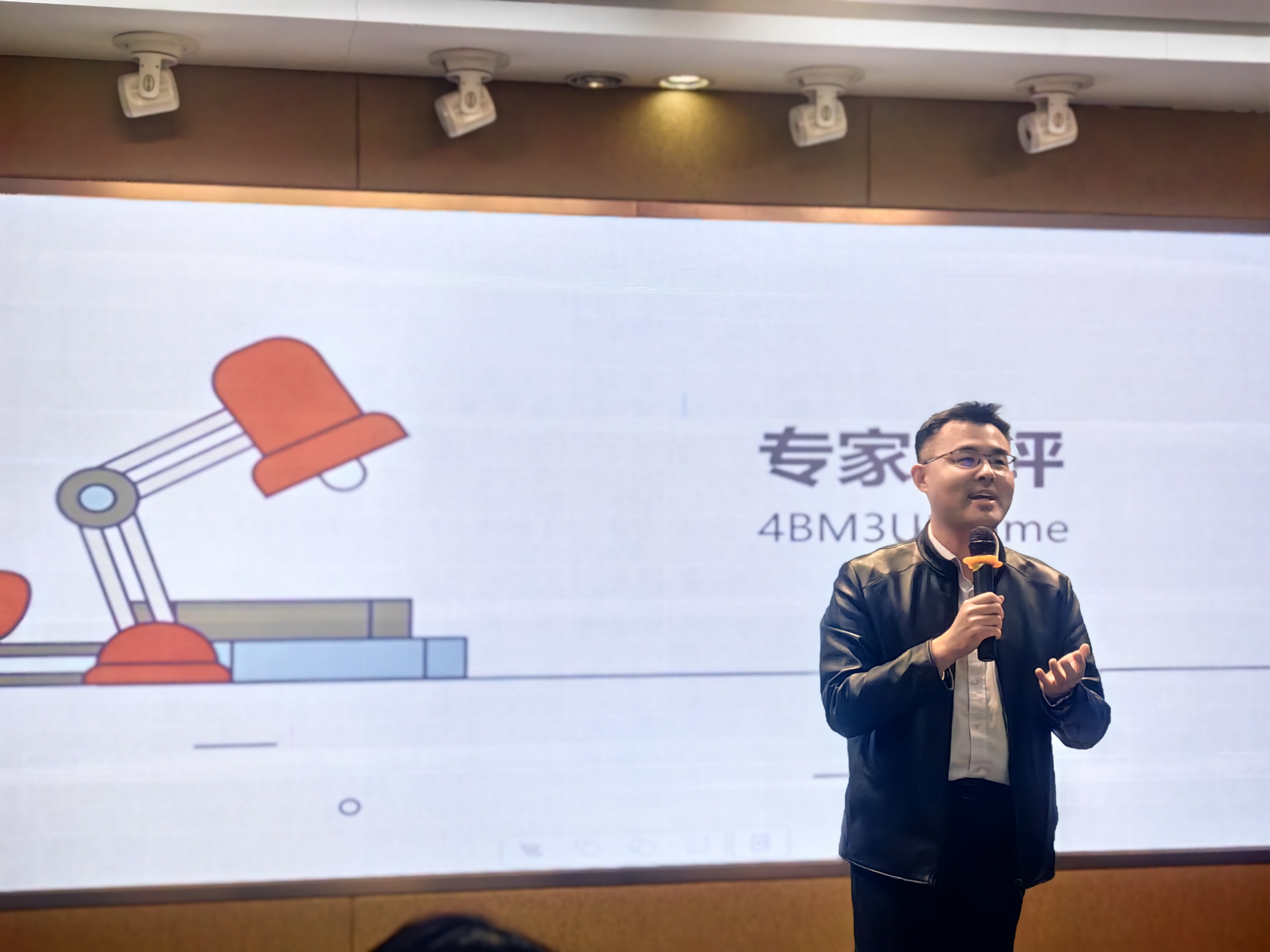 专家点评1.jpg