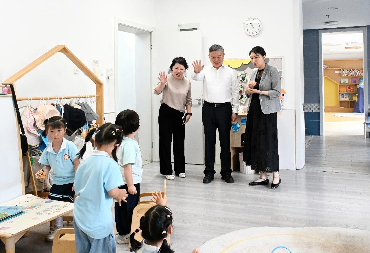 区委书记李晨昊赴学校调研